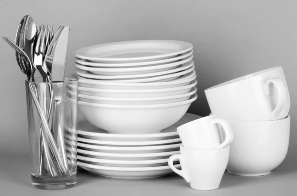 Limpar pratos brancos em fundo cinza — Fotografia de Stock