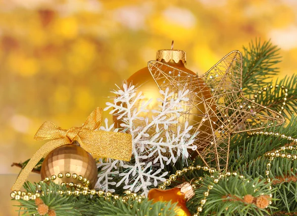Рождественские украшения на желтом фоне — стоковое фото