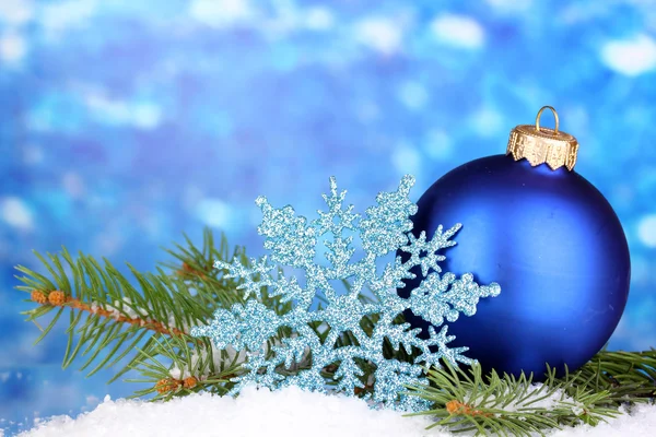 Mavi arka planda Noel süslemesi — Stok fotoğraf
