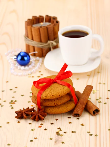 圣诞老人的饼干： 姜汁饼干的概念性表示图，牛奶和圣诞装饰上浅色背景 — 图库照片