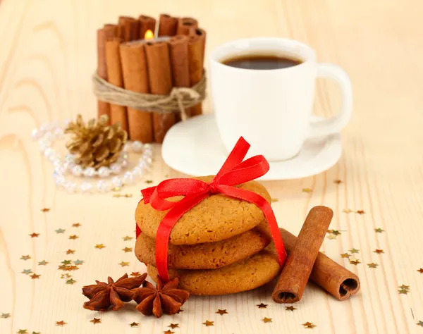 Biscotti per Santa: Immagine concettuale di biscotti allo zenzero, latte e decorazione natalizia su sfondo chiaro — Foto Stock