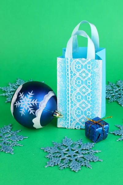 Weihnachtspapiertasche für Geschenke auf grünem Hintergrund — Stockfoto