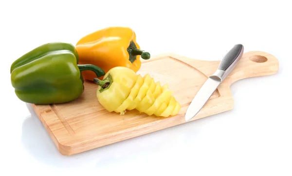 Pimentón y cuchillo sobre tabla de cortar de madera aislada en blanco — Foto de Stock