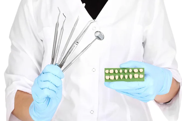 Zahnärzte Hände in blauen medizinischen Handschuhen mit zahnärztlichem Werkzeug und Prothese — Stockfoto