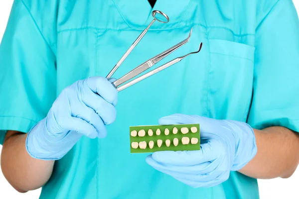 Dentisti mani in guanti medici blu con strumenti dentali e protesi — Foto Stock