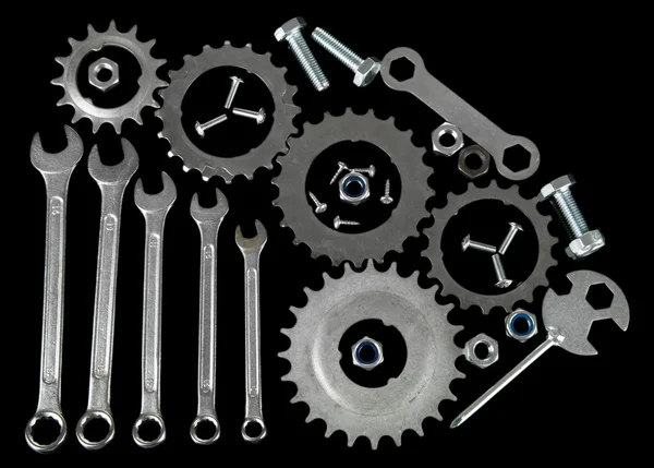 Maszyny, narzędzia, metalowe koła zębate, śruby i nakrętki na czarnym tle — Zdjęcie stockowe