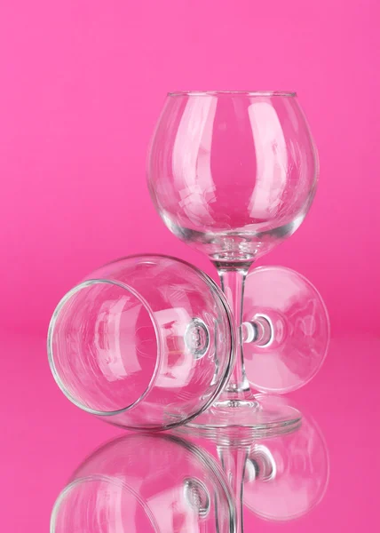 Two empty wine glasses on color background — Stock Photo, Image