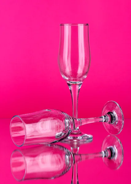 Two empty wine glasses on color background — Stock Photo, Image