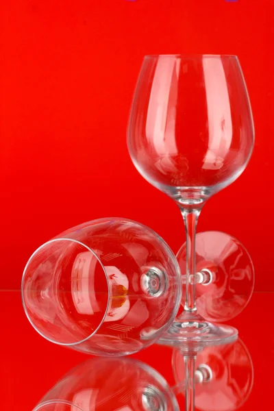 Two empty wine glasses on color background — Stock Photo, Image