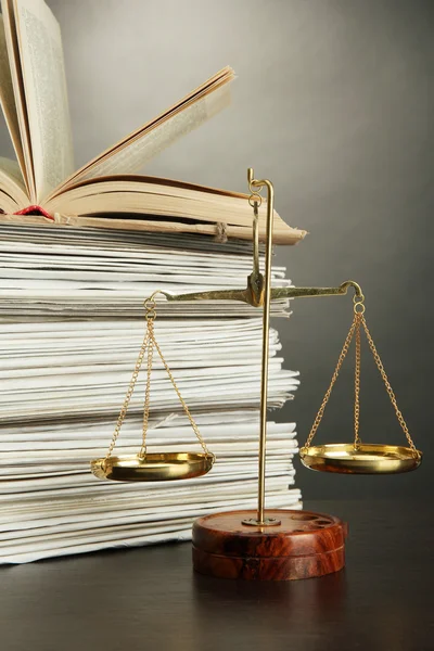 Adalet ve klasörleri gri arka plan üzerine Altın pul