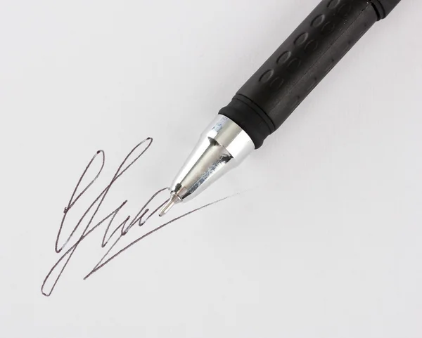 Closeup της υπογραφής (fake, δεν πραγματική) και στυλό, απομονωμένα σε λευκό — Φωτογραφία Αρχείου