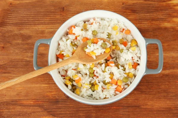 Risotto in grijze pot op houten achtergrond — Stockfoto