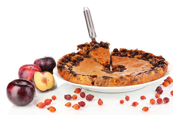 Tarte savoureuse sur assiette aux prunes isolées sur fond blanc — Photo