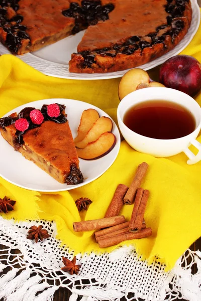Вкусный пирог на тарелке на деревянном столе — стоковое фото