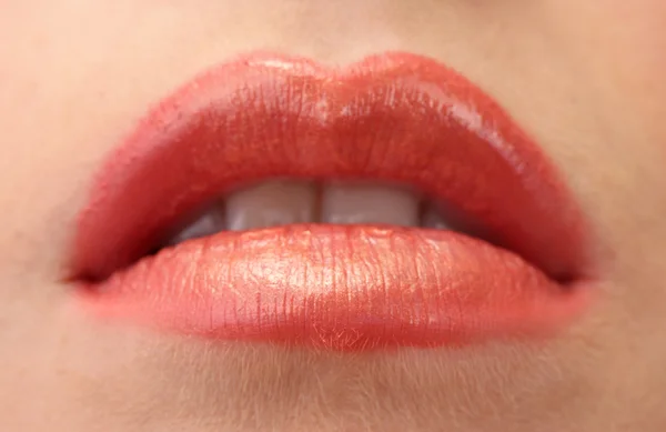 Красивый макияж глянцевых губ крупным планом — стоковое фото