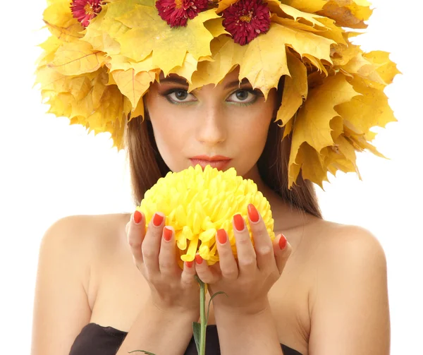 美丽的年轻女子，与秋季花圈和菊花，孤立在白色 — 图库照片