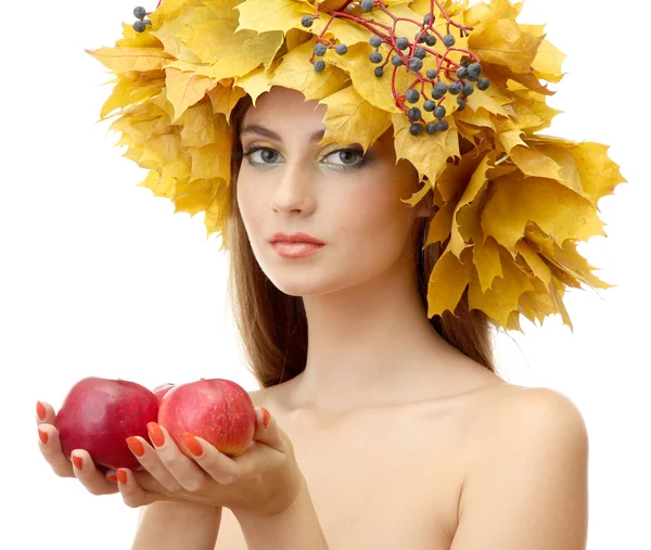 Hermosa mujer joven con corona de otoño amarillo y manzanas, aislado en blanco — Foto de Stock