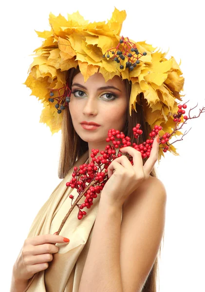 Hermosa mujer joven con corona de otoño amarillo y bayas rojas, aislado en blanco —  Fotos de Stock