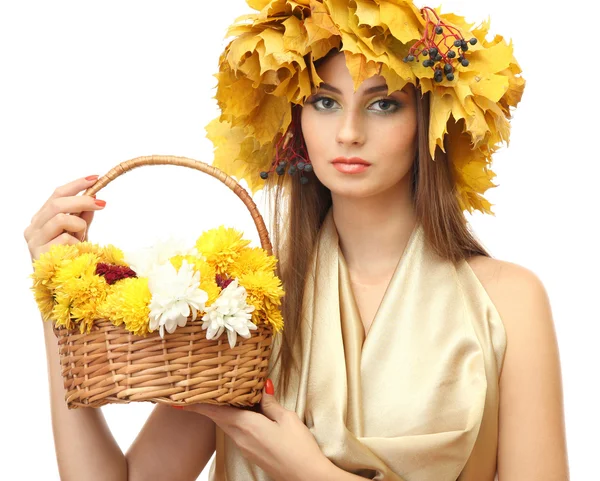 Mooie jonge vrouw met gele herfst krans en mand met bloemen, geïsoleerd op wit — Stockfoto