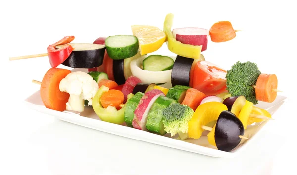 Verduras en rodajas sobre picos de madera aislados sobre blanco —  Fotos de Stock