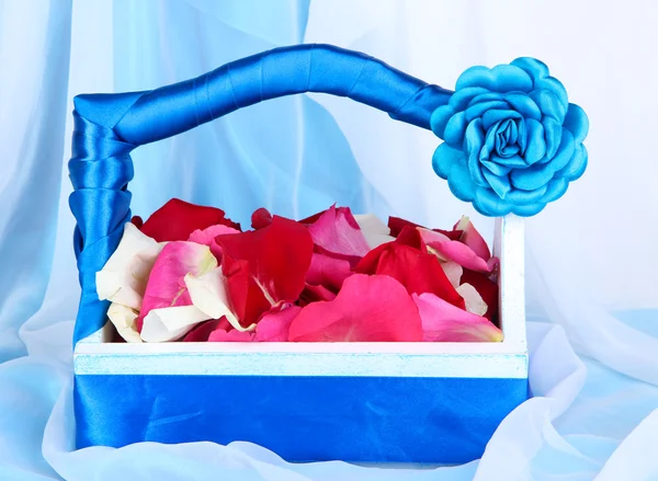 Cesta de casamento com pétalas de rosa — Fotografia de Stock