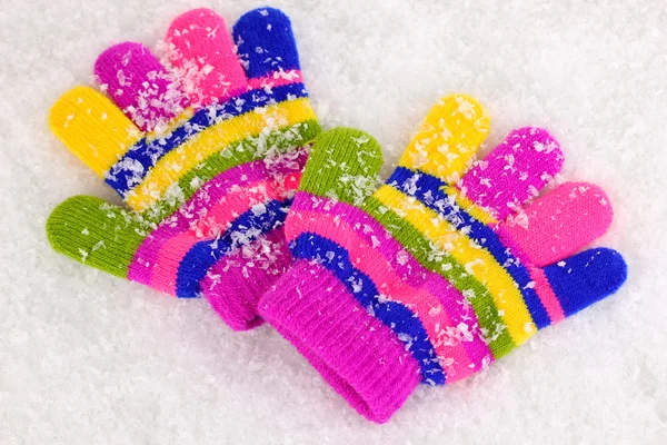 Manoplas para niños en nieve — Foto de Stock