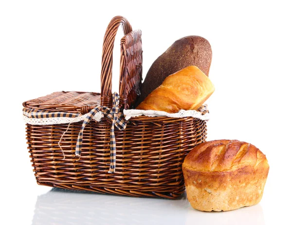 Pane fresco in cesto isolato su bianco — Foto Stock