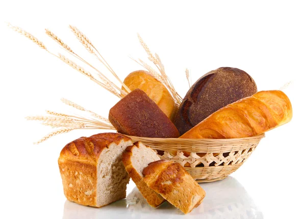 Pão fresco em cesto isolado sobre branco — Fotografia de Stock