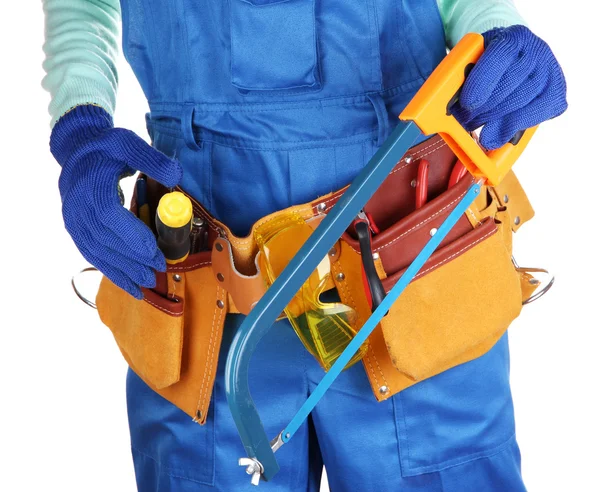 Constructeur masculin en salopette bleue avec scie isolée sur blanc — Photo