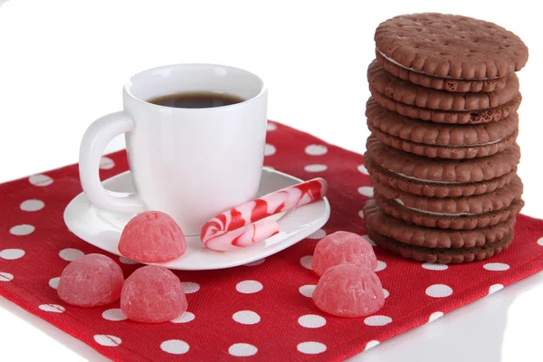 Schokoladenkekse mit cremiger Schicht und Tasse Kaffee isoliert auf weiß — Stockfoto