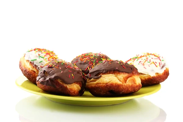 Leckere Donuts auf Farbteller isoliert auf weiß — Stockfoto
