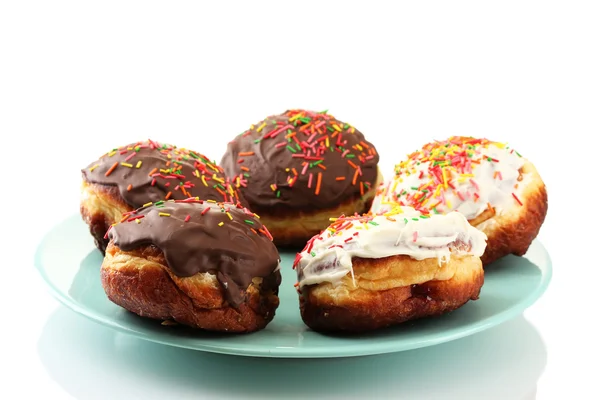 Вкусные пончики на цветной пластине изолированы на белом — стоковое фото