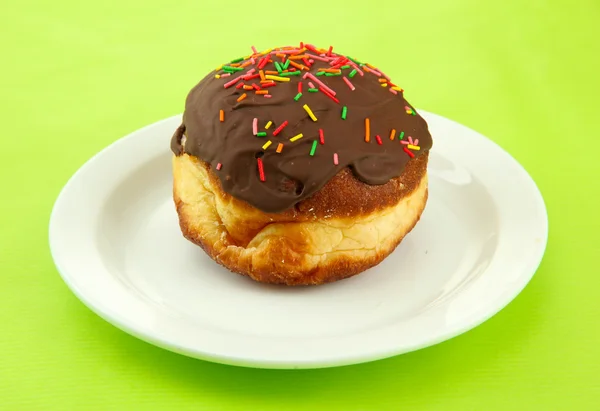 Donuts saborosos na placa de cor no fundo de cor — Fotografia de Stock