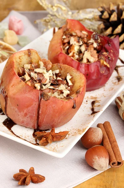 Печёные яблоки на тарелке — стоковое фото