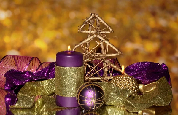 Karácsonyi gyertyák és díszek, lila és arany színekkel kompozíció — Stock Fotó