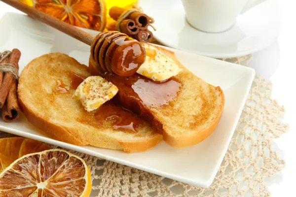 Wit brood toast met honing en kopje koffie, geïsoleerd op wit — Stockfoto