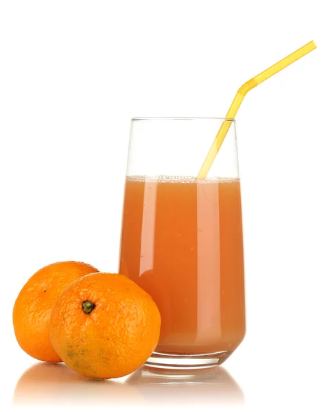 Utsökt tangerine juice i glas och mandariner bredvid det isolerade på vit — Stockfoto