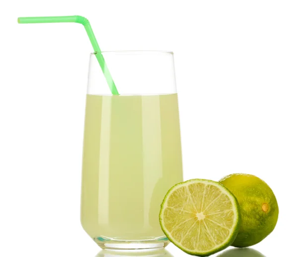 Delicioso jugo de limón en vidrio y limas junto a él aislado en blanco — Foto de Stock