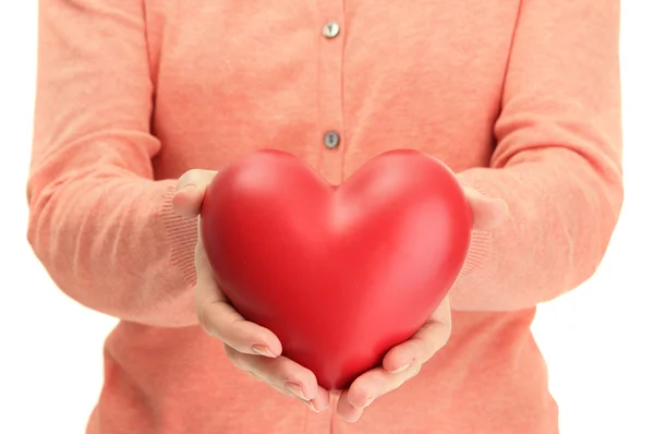 Coeur rouge dans les mains de la femme, gros plan — Photo