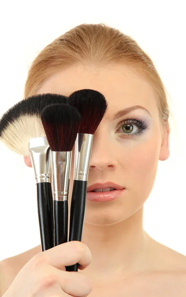 Porträt einer schönen Frau mit Make-up-Pinseln, isoliert auf Weiß — Stockfoto