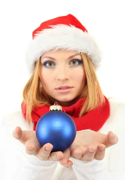 Attraente giovane donna in possesso di palla di Natale isolato su bianco — Foto Stock