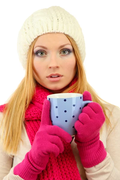 Aantrekkelijke jonge vrouw met cup met warme dranken, geïsoleerd op wit — Stockfoto