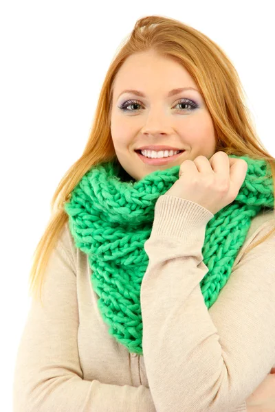 Jovem mulher bonita vestindo roupas de inverno no vento frio, isolado no branco — Fotografia de Stock