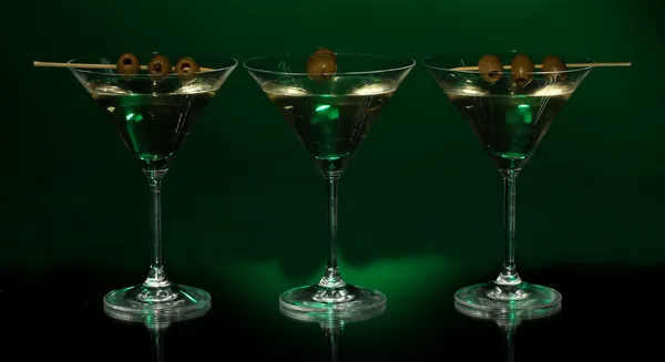 Gafas Martini sobre fondo oscuro — Foto de Stock