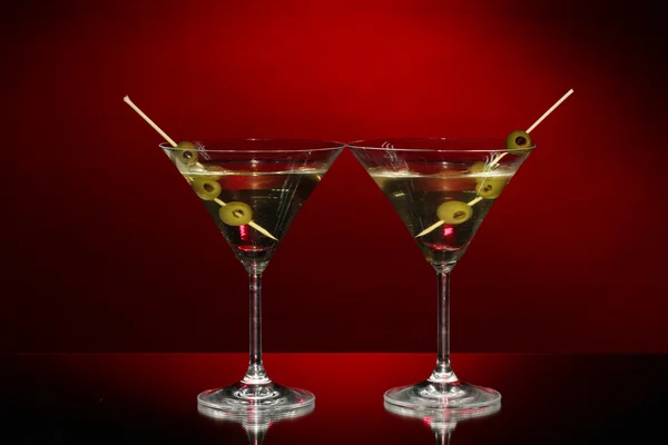 Kieliszki dla Martini na ciemnym tle — Zdjęcie stockowe