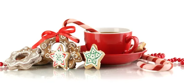 Kerstmis behandelt met een kopje koffie op witte geïsoleerd — Stockfoto