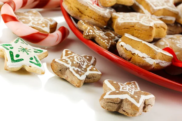 Weihnachtsleckereien auf Teller isoliert auf weiß — Stockfoto