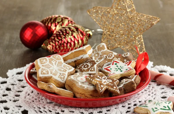 Gâteries de Noël sur assiette sur table en bois close-up — Photo