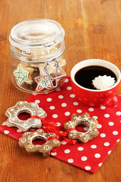 Рождественские угощения и чашка кофе на деревянном столе крупным планом — стоковое фото