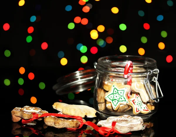 Weihnachtsleckereien in Bank auf Weihnachtsbeleuchtung Hintergrund — Stockfoto